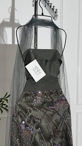 فستان سهرة زيتي مع تل و شك