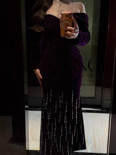 فستان جوخ فاخر مع تطريز يدوي مباشر يضيف له لمسة فخ...