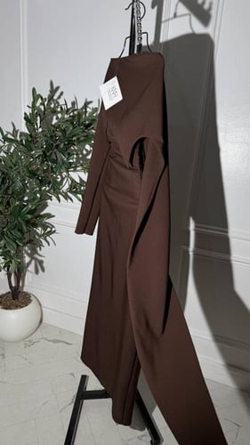 فستان بني أنيق بخامة باربي ناعمة، يمنحك إطلالة راق...