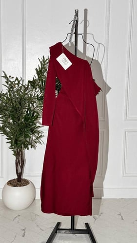 فستان عودي أنيق من خامة باربي فاخرة بتصميم كتف واح...