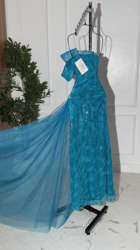 فستان سهرة فيروزي طويل مع ذيل جانبي