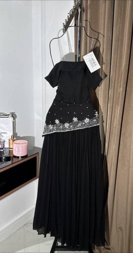 فستان اسود بكسرات وتطريز لؤلؤي