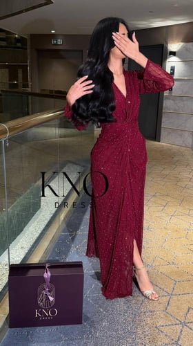 فستان سهرة عنابي فاخر بلمسات أنثوية أنيقة