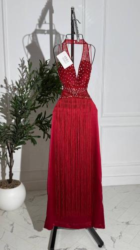 فستان تفته أحمر مطرز يدوياً مع هدب فاخر ساحر