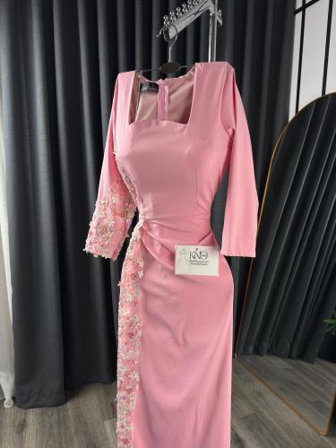 فستان سهرة وردي مطرز ورود - تصميم جانبي أنثوي