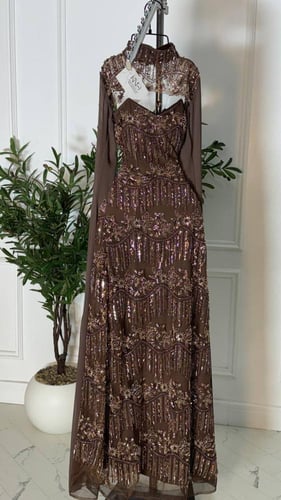 فستان جورجيت بني فاخر بتطريز شك يدوي