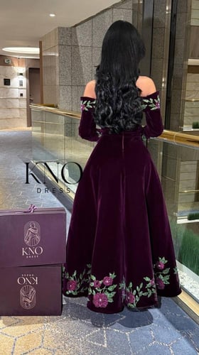 فستان جوخ أنيق مزين بفصوص ملونة بلمسة فاخرة