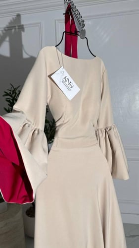 فستان سواريه لون بيج قماش باربي مع حزام فوشي