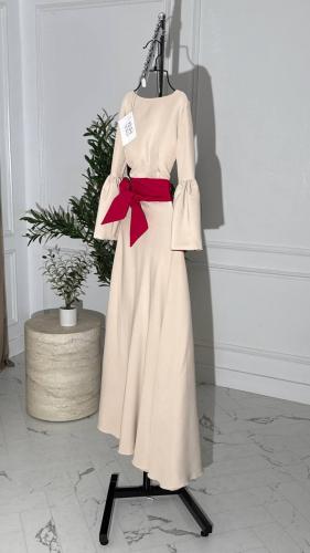 فستان سواريه لون بيج قماش باربي مع حزام فوشي