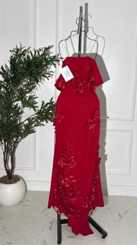 فستان احمر طويل مع تل ورود انيق