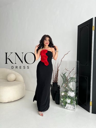 فستان اسود لامع مع ورود حمراء