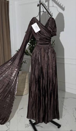 فستان بأكمام غير متماثلة باللون البني