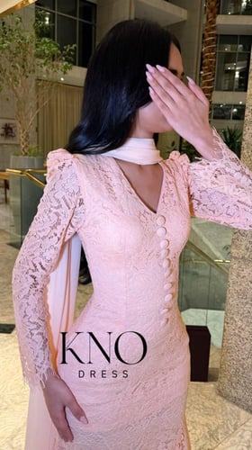 فستان دانتيل أنيق بقصة ناعمة