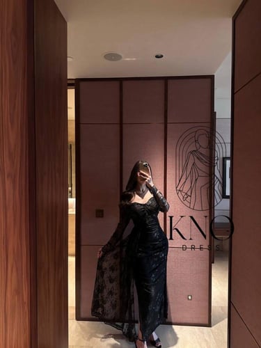 فستان دانتيل أسود فاخر بلمعة أنيقة لإطلالة مسائية...