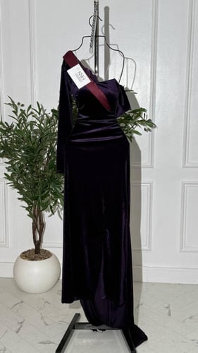 فستان راقٍ من مخمل مع تنورة ميكادو أنيقة بتصميم يظ...