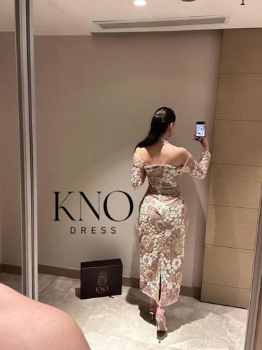 فستان فاخر طويل مزدان بورود ترتر خاص لامع للسهرات...