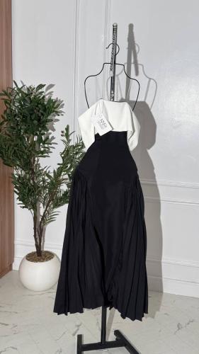 فستان اسود ناعم مع قبه بيضاء