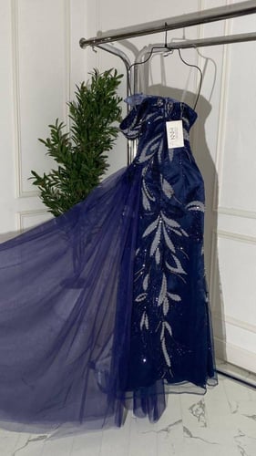 فستان كحلي فاخر بتطريز لامع وتل جانبي انسيابي