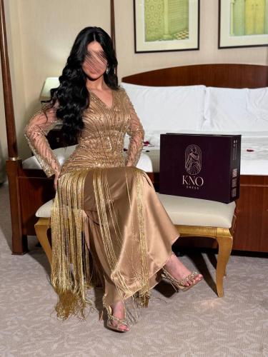 فستان شك فاخر بالخرز والتفته مع هدب لامع بإطلالة س...