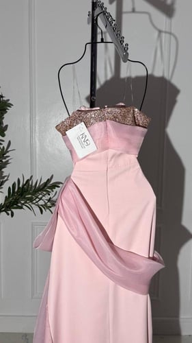 فستان سهرة بتطريز خاص بقماش باربي