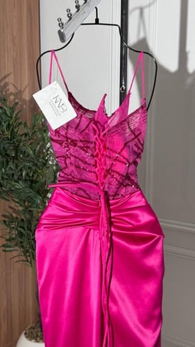 فستان بحمالات رفيعه مع تطريز لامع