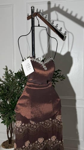 فستان بني شانطون طويل فاخر مزين بتل مطرز لامع للسه...