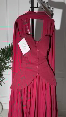 فستان سهرة أحمر طويل جورجيت باربي مع شال وتصميم بأ...