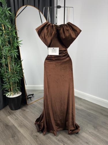 فستان سهرة بني مخملي بتصميم ضيق وأكتاف ناعمة