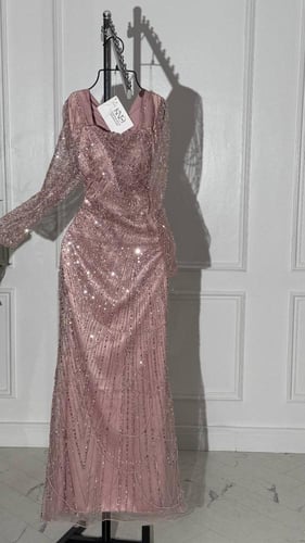 فستان سهرة لحمي بتصميم سلاسل مع تفته