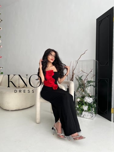 فستان اسود لامع مع ورود حمراء