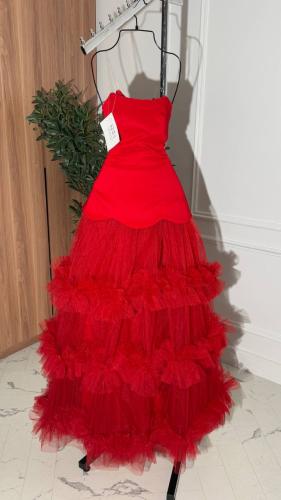 فستان سهرة احمر مع تل منفوش