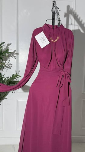 فستان ساتر طويل بأكمام طويلة مع حزام