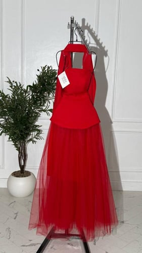 فستان باربي مع تل أحمر أنيق، يمنحك حضوراً آسراً وج...