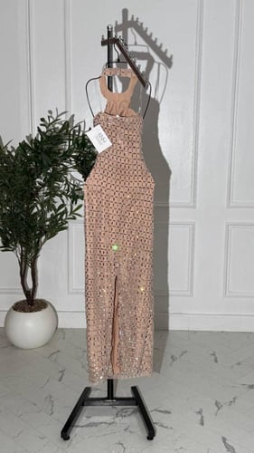 فستان بيج فاخر مرايات استرتش يفيض أناقة.