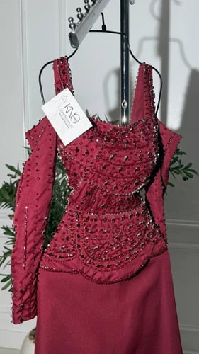 فستان سهرة بايري عنّابي مطرّز يدويًا