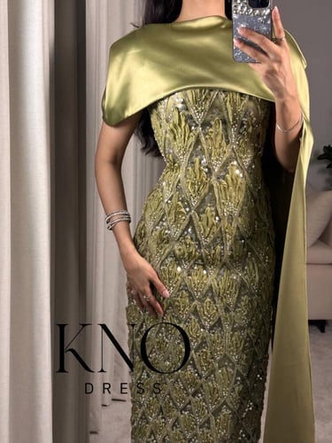 فستان سهرة ذهبي بقطعتين وتطريز فاخر وتفتة