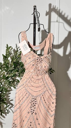 فستان شك بيج فخم بتفاصيل راقية ولمسة فخمة جذابة