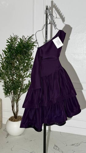 فستان ميدي بنفسجي كم طويل وقصة غير متناسقة