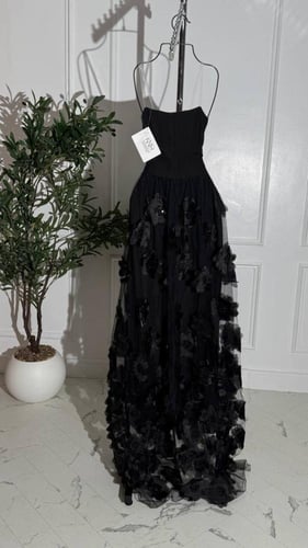 فستان سهرة اسود مع ذيل ورود