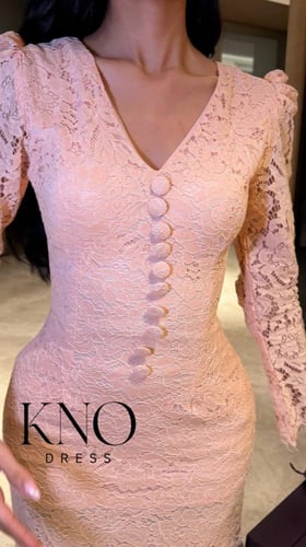 فستان دانتيل أنيق بقصة ناعمة