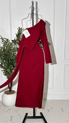 فستان عودي أنيق من خامة باربي فاخرة بتصميم كتف واح...