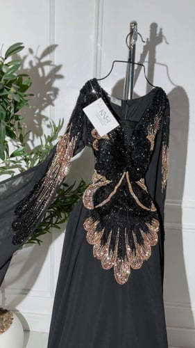 فستان اسود مع شك مموج فاخر