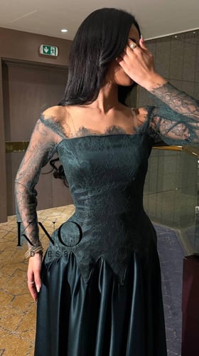 فستان تفته فاخر بلمسة دانتيل أنثوية على الأطراف