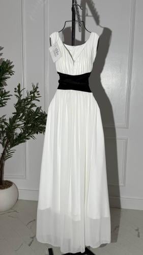 فستان أبيض ناعم بدون اكمام مع مخمل أسود – توازن فر...