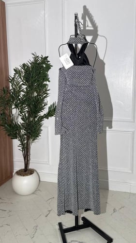 فستان فضي طويل لامع بأكمام طويلة