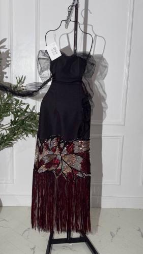 فستان اسود بأكمام تل مع هدب بالاسفل