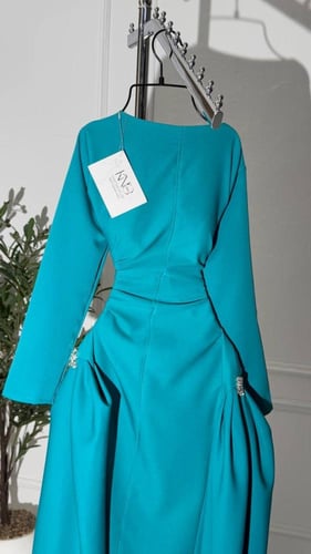 فستان ساده ناعم بتفاصيل جانبيه مع اكمام