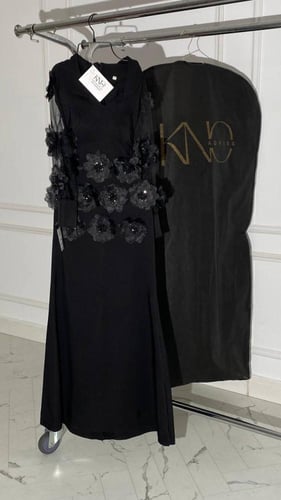 فستان ديالا اسود طويل بتفاصيل ورود بارزة