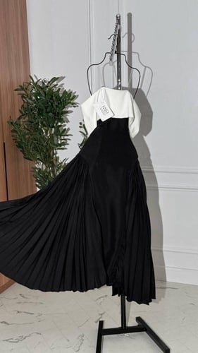 فستان اسود ناعم مع قبه بيضاء