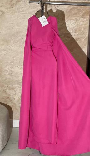 فستان وهج فوشي بتصميم كاب ملكي